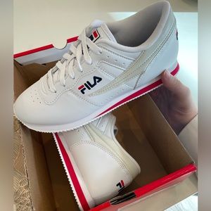 Womens 9.5 fila tennis shoe